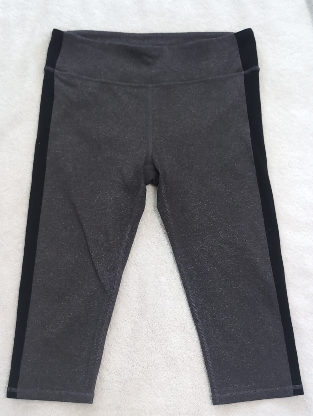 ALO Yoga Women's Charcoal Gray Capri Leggings with Black Side Panels